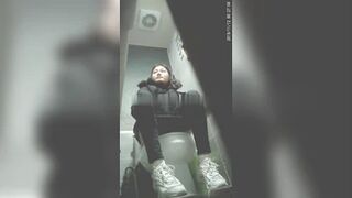 Korean female college student gets drunk at a bar and nearly collapses in the toilet
