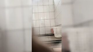 [Handheld toilet shooting 03] Women clapping their hands to secretly film the dry toilet - no door, no partition, full of presence 29V [a room of the original version]