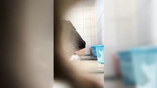 [Handheld toilet shooting 03] Women clapping their hands to secretly film the dry toilet - no door, no partition, full of presence 29V [a room of the original version]