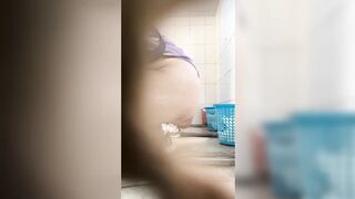 [Handheld toilet shooting 03] Women clapping their hands to secretly film the dry toilet - no door, no partition, full of presence 29V [a room of the original version]
