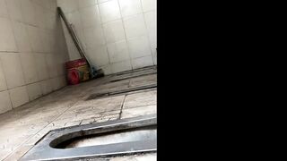 [Handheld toilet shooting 03] Women clapping their hands to secretly film the dry toilet - no door, no partition, full of presence 29V [a room of the original version]