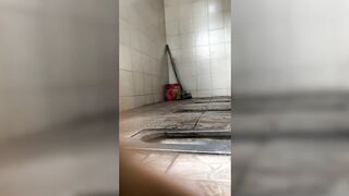 [Handheld toilet shooting 03] Women clapping their hands to secretly film the dry toilet - no door, no partition, full of presence 29V [a room of the original version]