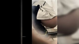 [Handheld toilet shooting 03] Women clapping their hands to secretly film the dry toilet - no door, no partition, full of presence 29V [a room of the original version]