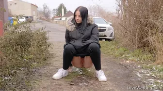 Sydney Love - Pissing scene