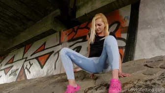 Tina Gold - Pissing scene