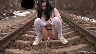 Elizabeth - Pissing scene