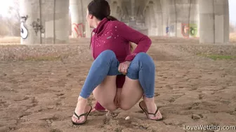 Elena Vega - Pissing scene