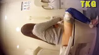 28103924 Tasting from the nose flatulence, powerful gas out! Private room observation of 6 older sisters