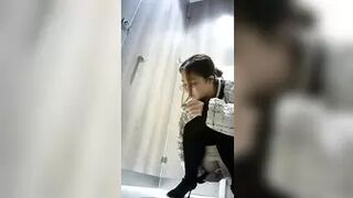 15386578 What happened in the bathroom of a restaurant 5