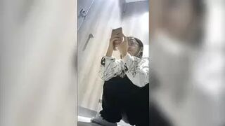 15386473 What happened in the bathroom of a restaurant 3-4