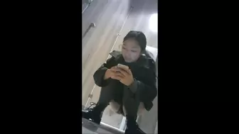 15386386 What happened in the bathroom of a restaurant 3-4