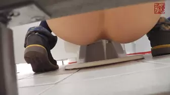 28105696 Chasing the ladies' barrage at a super close angle [Washroom rush report 119]