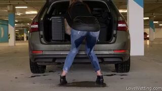 Sandy Sun - Crossed legs