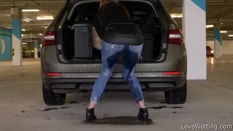 Sandy Sun - Crossed legs