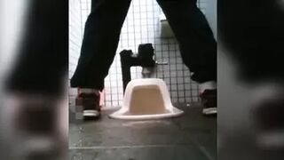 15380633 Run fast! Women's toilet for marathon athletes 001