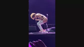 Singer Sophia Urista pee on stage