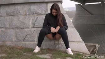 Mia Ross - Pissing scene