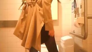 15337994 Western-style toilet where people in their 20s gather (20 or more people recorded) No4