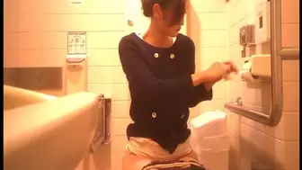 15337994 Western-style toilet where people in their 20s gather (20 or more people recorded) No4