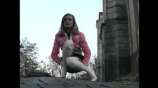 DesperationX - Красивая девочка стесняясь сделала ручей на брущатке