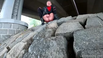 Claudia - Pissing scene