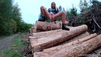 Claudia - Pissing scene