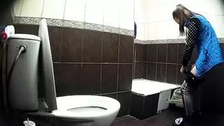 she changes her pad and pees