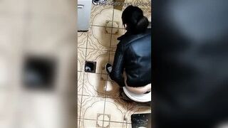 REAL BRAZIL TOILET PEEING 02