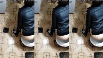 REAL BRAZIL TOILET PEEING 02