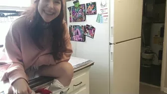 LilRedVelvettt - Peeing for Daddy