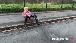 devil-sophie - Street flooding with plump latex ass come and lick me clean
