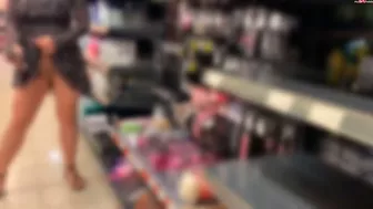 devil-sophie - Pervers Public Gefriertruhe im Lebensmittelladen vollgepisst und Fotzen-Lippenstiftspiele