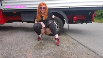 MiaCandy - Beim Pinkeln erwischt!