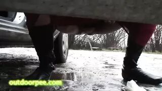 peeing girls outdoors