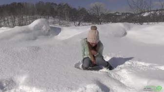 Katya Clover - Peeing in the snow