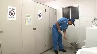 GS-021 Good Luck Unexpected In Part-time Job Of The Public Toilet Cleaning Staff!Even In The Winter Of Raw Leg Mini Skirt School Girls Is Likely To Leak Pee In Chilly!