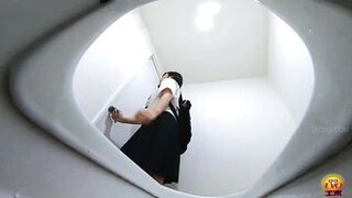 DLEE-398 05 Schoolgirls pissing on japanese style toilet M-shaped legs view bottom view