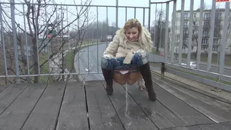 Teeny-Winnie18 - PISS IN THE MIDDLE OF THE CITY ON THE BRIDGE!