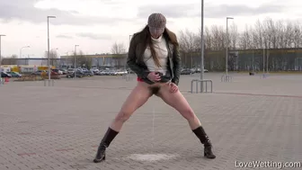 Valentina Ross - Pissing Scene