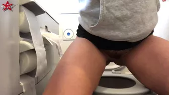 TexasPatti - Pissing in the plane ... and then gwichst the pussy
