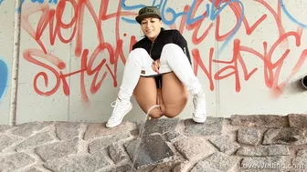 Vanda - Pissing Scene