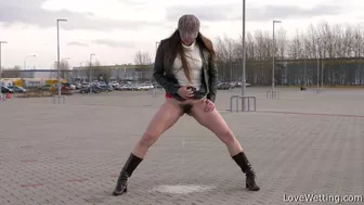 Valentina Ross - Pissing Scene