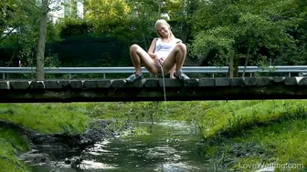 Violeta - Pissing scene