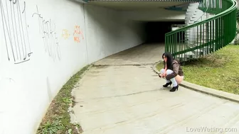 Annie - Pissing scene