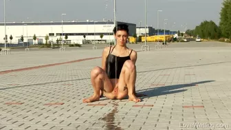 Annie - Pissing scene