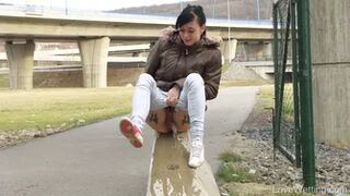 Annie - Pissing scene