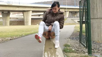 Annie - Pissing scene