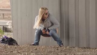 Violeta - Pissing scene