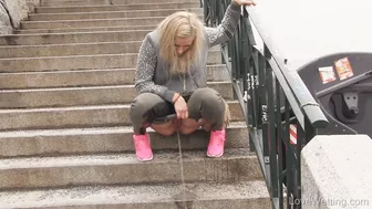 Naty Pearl - Wetting on the promenade