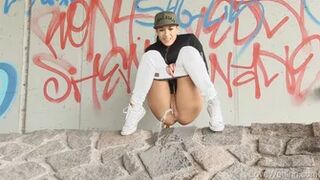 Vanda - Pissing scene